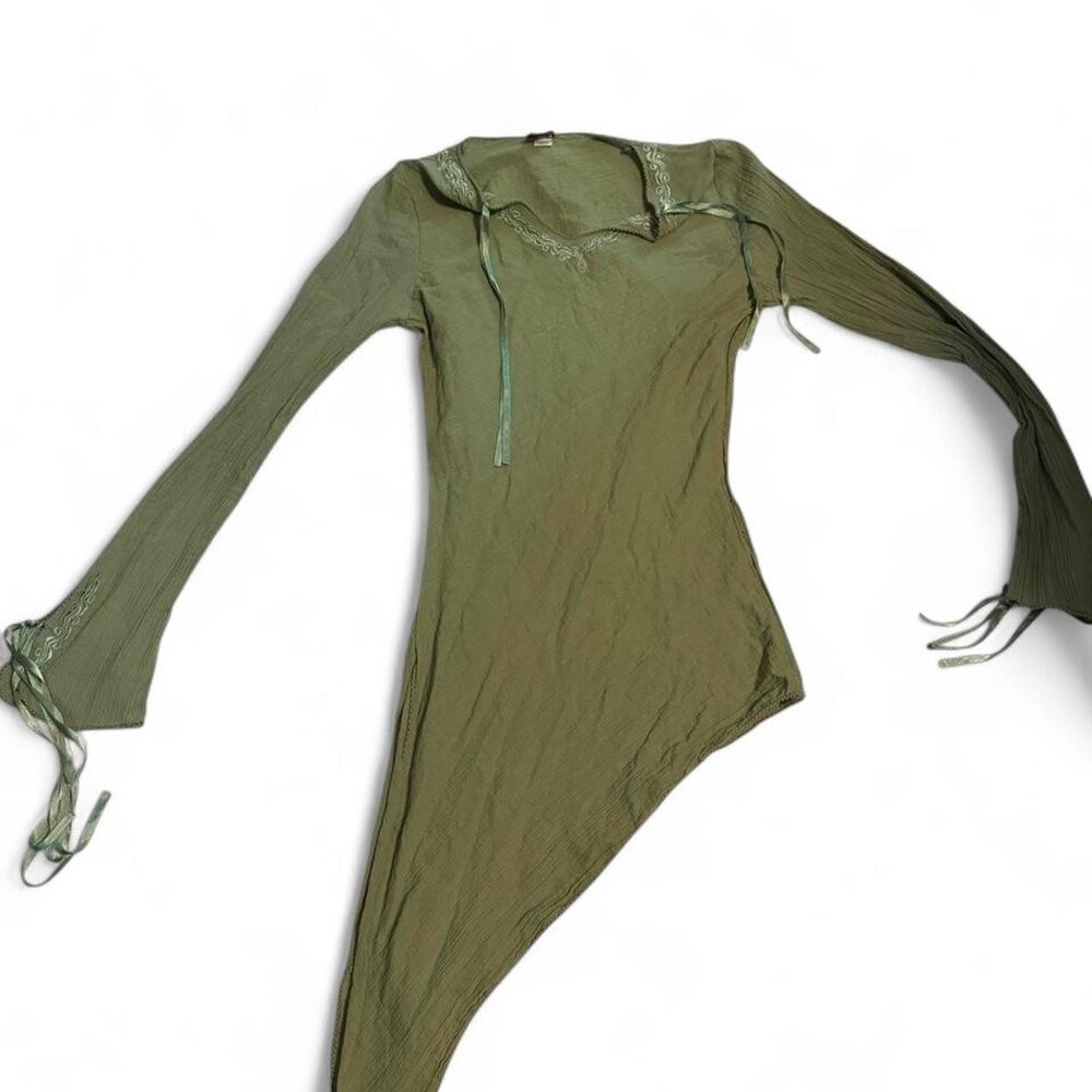 Green long sleeve top with tie detail and asymmetrical hem #asymmetrical #tiedet